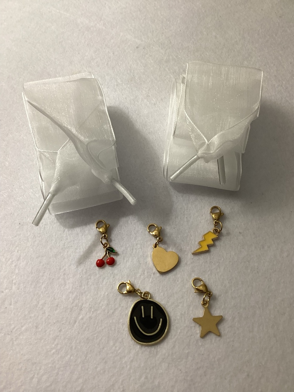 Steve Madden 5-pc. Shoe Charms with Dust Bag and Ribbon Shoe laces - Picture 8 of 10